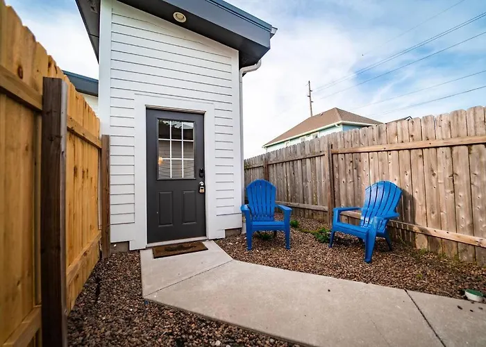 Contemporary 2Br2Ba W-King - Den - Private Entry-Yard
