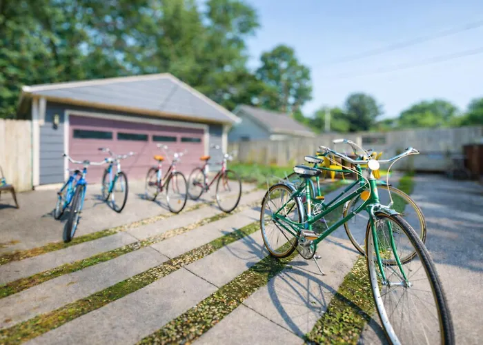 Broad Ripple Getaway, Hot Tub, King Bed, Walk To Shops, Bike The Monon